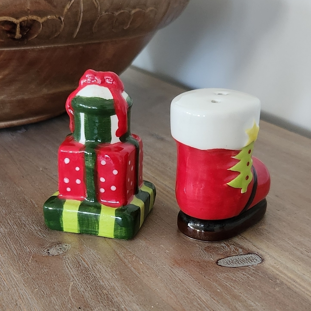 Christmas Ceramic Salt & Pepper Shakers - Santa Boot & Gifts 🎁 NWT - Picture 3 of 12
